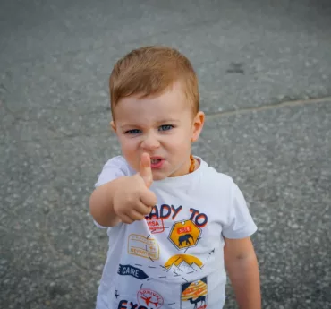 Enfant en tee-shirt blanc